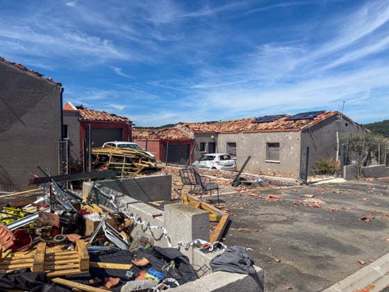 Illustration of the village of Pomas, partially destroyed after the tornado struck the Aude department (11). The tornado struck Pomas on Monday around 5:20 p.m. Many roofs were torn off and houses were blown away. Météo France had placed several departments in the Southwest, including the Aude, under an orange alert for thunderstorms, citing the risk of locally severe weather. 39 people were injured in Pomas, Aude, France, on August 25, 2026 Valérian Wagner Bestimage Image showing the village of Pomas, partially destroyed after a tornado struck the Aude department 11 The tornado hit Pomas on Monday around 5:20 p.m. Numerous roofs were torn off, and houses were blown apart. Météo France had placed several southwestern departments—including  Copyright: xValÃ rianxWagner BestimagexValÃ rianxWagner Bestimagex
