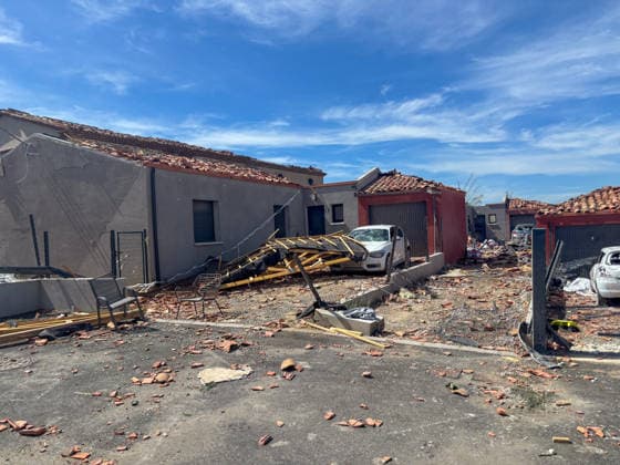 Illustration of the village of Pomas, partially destroyed after the tornado struck the Aude department (11). The tornado struck Pomas on Monday around 5:20 p.m. Many roofs were torn off and houses were blown away. Météo France had placed several departments in the Southwest, including the Aude, under an orange alert for thunderstorms, citing the risk of locally severe weather. 39 people were injured in Pomas, Aude, France, on August 25, 2026 Valérian Wagner Bestimage Image showing the village of Pomas, partially destroyed after a tornado struck the Aude department 11 The tornado hit Pomas on Monday around 5:20 p.m. Numerous roofs were torn off, and houses were blown apart. Météo France had placed several southwestern departments—including  Copyright: xValÃ rianxWagner BestimagexValÃ rianxWagner Bestimagex