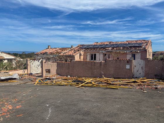 Illustration of the village of Pomas, partially destroyed after the tornado struck the Aude department (11). The tornado struck Pomas on Monday around 5:20 p.m. Many roofs were torn off and houses were blown away. Météo France had placed several departments in the Southwest, including the Aude, under an orange alert for thunderstorms, citing the risk of locally severe weather. 39 people were injured in Pomas, Aude, France, on August 25, 2026 Valérian Wagner Bestimage Image showing the village of Pomas, partially destroyed after a tornado struck the Aude department 11 The tornado hit Pomas on Monday around 5:20 p.m. Numerous roofs were torn off, and houses were blown apart. Météo France had placed several southwestern departments—including  Copyright: xValÃ rianxWagner BestimagexValÃ rianxWagner Bestimagex