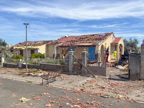 Illustration of the village of Pomas, partially destroyed after the tornado struck the Aude department (11). The tornado struck Pomas on Monday around 5:20 p.m. Many roofs were torn off and houses were blown away. Météo France had placed several departments in the Southwest, including the Aude, under an orange alert for thunderstorms, citing the risk of locally severe weather. 39 people were injured in Pomas, Aude, France, on August 25, 2026 Valérian Wagner Bestimage Image showing the village of Pomas, partially destroyed after a tornado struck the Aude department 11 The tornado hit Pomas on Monday around 5:20 p.m. Numerous roofs were torn off, and houses were blown apart. Météo France had placed several southwestern departments—including  Copyright: xValÃ rianxWagner BestimagexValÃ rianxWagner Bestimagex