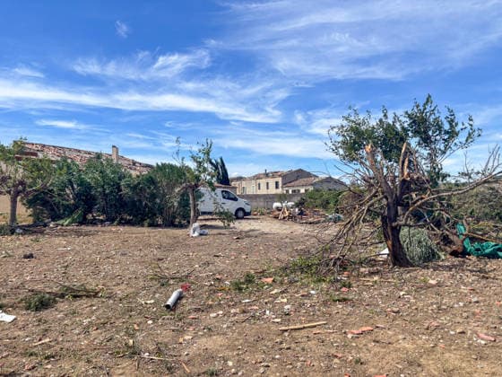 Illustration of the village of Pomas, partially destroyed after the tornado struck the Aude department (11). The tornado struck Pomas on Monday around 5:20 p.m. Many roofs were torn off and houses were blown away. Météo France had placed several departments in the Southwest, including the Aude, under an orange thunderstorm alert, citing the risk of locally severe weather. 39 people were injured in Pomas, Aude, France, on August 25, 2026 Valérian Wagner Bestimage Image showing the village of Pomas, partially destroyed after a tornado struck the Aude department 11 The tornado hit Pomas on Monday around 5:20 p.m. Numerous roofs were torn off, and houses were blown apart. Météo France had placed several southwestern departments—including Aude—  Copyright: xValÃ rianxWagner BestimagexValÃ rianxWagner Bestimagex