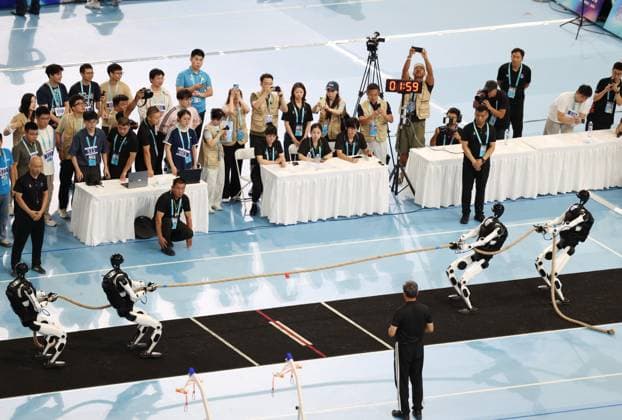 (260825) -- BEIJING, Aug. 25, 2026 -- Robots of Tiangong Team (R) compete with Beijing Humanoid - Hust Joint Team during the heavyweight Tug of War of the 2nd World Humanoid Robot Games in Beijing, capital of China, Aug. 25, 2026. ) (SP)CHINA-BEIJING-WORLD HUMANOID ROBOT GAMES (CN) ZhangxChenlin 