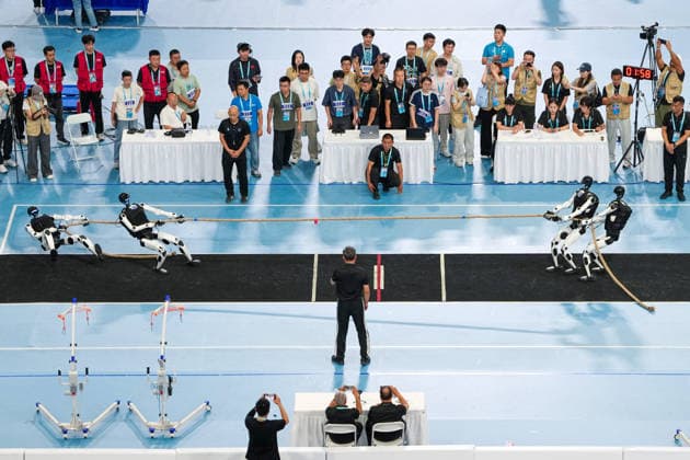 (260825) -- BEIJING, Aug. 25, 2026 -- Robots of Tiangong Team (R) compete with Beijing Humanoid - Hust Joint Team during the heavyweight Tug of War of the 2nd World Humanoid Robot Games in Beijing, capital of China, Aug. 25, 2026. ) (SP)CHINA-BEIJING-WORLD HUMANOID ROBOT GAMES (CN) JuxHuanzong 