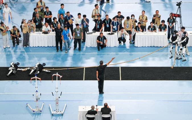 (260825) -- BEIJING, Aug. 25, 2026 -- Robots of Tiangong Team (R) compete with Beijing Humanoid - Hust Joint Team during the heavyweight Tug of War of the 2nd World Humanoid Robot Games in Beijing, capital of China, Aug. 25, 2026. ) (SP)CHINA-BEIJING-WORLD HUMANOID ROBOT GAMES (CN) JuxHuanzong 