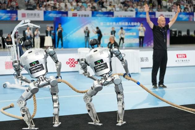 (260825) -- BEIJING, Aug. 25, 2026 -- Robots of Xingzhe Taishan compete during the lightweight Tug of War of the 2nd World Humanoid Robot Games in Beijing, capital of China, Aug. 25, 2026. ) (SP)CHINA-BEIJING-WORLD HUMANOID ROBOT GAMES (CN) JuxHuanzong 