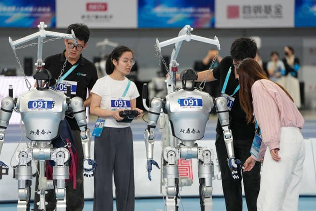 (260825) -- BEIJING, Aug. 25, 2026 -- Robots and technicians of Xingzhe Taishan prepare before the lightweight Tug of War of the 2nd World Humanoid Robot Games in Beijing, capital of China, Aug. 25, 2026. ) (SP)CHINA-BEIJING-WORLD HUMANOID ROBOT GAMES (CN) JuxHuanzong 