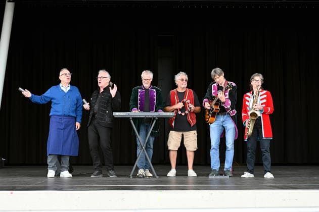 Die Band Köbes Underground, eine Musikgruppe im Kölner Karneval und Hausband der alternativen Kölner Karnevalsveranstaltung Stunksitzung, posiert auf der Bühne bei der PK zum Auftritt der Band am 04.09.2026 im Kölner Tanzbrunnen. *** The band Köbes Underground, a group that performs during Cologne Carnival and serves as the house band for the alternative Cologne Carnival event Stunksitzung, poses on stage at the press conference for the band’s performance on September 4, 2026, at Cologne’s Tanzbrunnen.