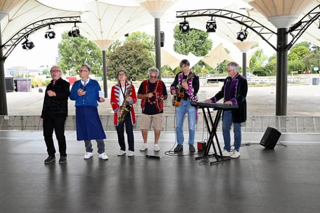 Die Band Köbes Underground, eine Musikgruppe im Kölner Karneval und Hausband der alternativen Kölner Karnevalsveranstaltung Stunksitzung, posiert auf der Bühne bei der PK zum Auftritt der Band am 04.09.2026 im Kölner Tanzbrunnen. *** The band Köbes Underground, a group that performs during Cologne Carnival and serves as the house band for the alternative Cologne Carnival event Stunksitzung, poses on stage at the press conference for the band’s performance on September 4, 2026, at Cologne’s Tanzbrunnen.