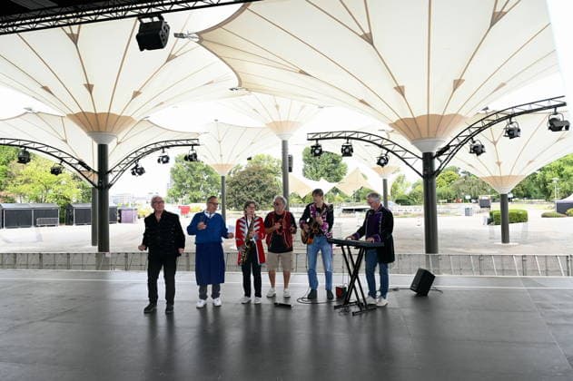 Die Band Köbes Underground, eine Musikgruppe im Kölner Karneval und Hausband der alternativen Kölner Karnevalsveranstaltung Stunksitzung, posiert auf der Bühne bei der PK zum Auftritt der Band am 04.09.2026 im Kölner Tanzbrunnen. *** The band Köbes Underground, a group that performs during Cologne Carnival and serves as the house band for the alternative Cologne Carnival event Stunksitzung, poses on stage at the press conference for the band’s performance on September 4, 2026, at Cologne’s Tanzbrunnen.