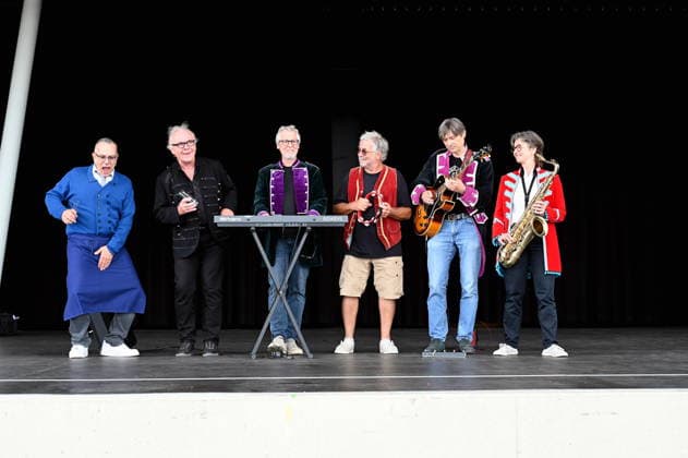 Die Band Köbes Underground, eine Musikgruppe im Kölner Karneval und Hausband der alternativen Kölner Karnevalsveranstaltung Stunksitzung, posiert auf der Bühne bei der PK zum Auftritt der Band am 04.09.2026 im Kölner Tanzbrunnen. *** The band Köbes Underground, a group that performs during Cologne Carnival and serves as the house band for the alternative Cologne Carnival event Stunksitzung, poses on stage at the press conference for the band’s performance on September 4, 2026, at Cologne’s Tanzbrunnen.