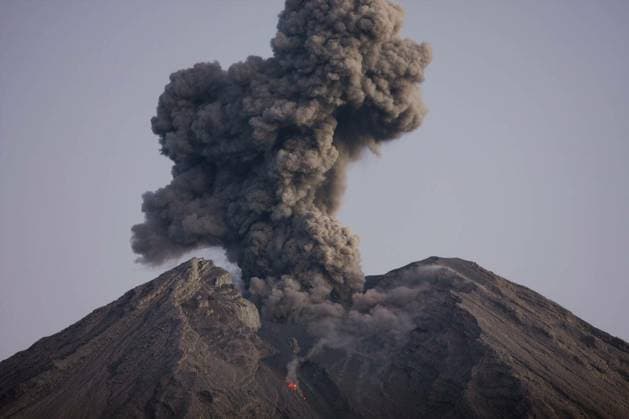 Cloud of volcanic ash from Semeru Java Indonesia Copyright: xmoodboardx Panthermedia75452862.jpg