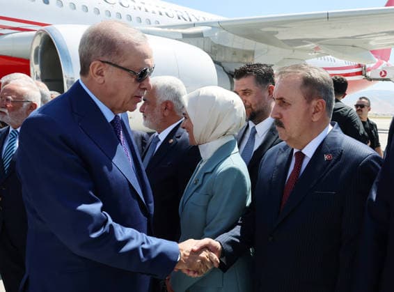 Turkish President Recep Tayyip Erdogan MUS, TURKIYE - AUGUST 25: (----EDITORIAL USE ONLY - MANDATORY CREDIT - TURKISH PRESIDENCY MURAT CETINMUHURDAR HANDOUT - NO MARKETING NO ADVERTISING CAMPAIGNS - DISTRIBUTED AS A SERVICE TO CLIENTS----) Turkish President Recep Tayyip Erdogan shakes hand with Great Unity Party (BBP) Chairman Mustafa Destici (R) upon his arrival at Mus Sultan Alparslan Airport to attend the 955th anniversary commemoration events of the Victory of Manzikert (Malazgirt) held in Bitlis on August 25, 2026 in Mus, Turkiye. Turkish Presidency Murat Cetinmuhurdar Handout Anadolu Mus Turkey. Editorial use only. Please get in touch for any other usage.  Copyright: x2026xAnadoluxTurkishxPresidency MuratxCetinmuhurdar Handoutx