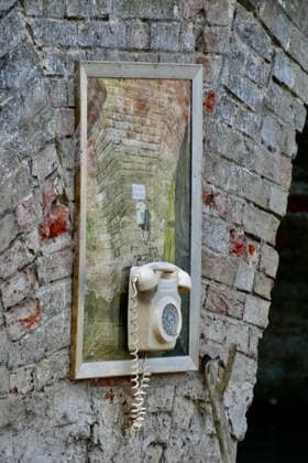 Impro artists Dial telephone appears on Sonning Bridge A landline has appeared attached to a framed photograph in the middle of Sonning Bridge. The landline telephone with an Emergency Flood Line sign on Sonning Bridge was an anonymous art installation that appeared first in May 2021, created by a local guerrilla artist known as Impro, today another landline has appeared on the bridge attached to a framed photograph of the original artwork., Credit:Geoffrey Swaine Geoff Swaine - B4563 Avalon UK, Oxfordshire, Sonning on Thames  Copyright: xGeoffreyxSwainex xGeoffxSwainex-xB4563x xAvalonx 1128413735