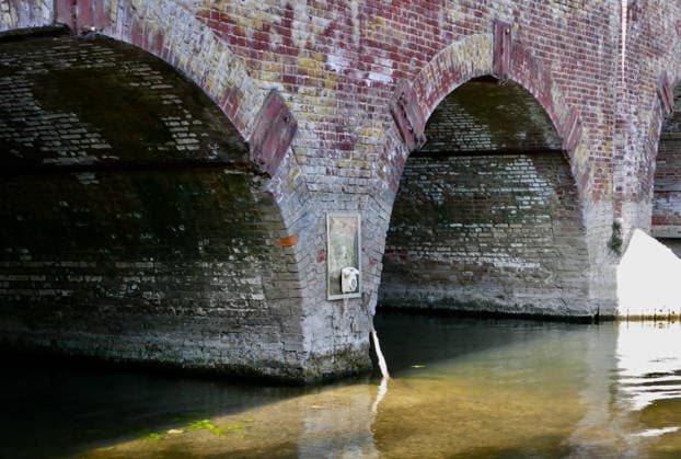 Impro artists Dial telephone appears on Sonning Bridge A landline has appeared attached to a framed photograph in the middle of Sonning Bridge. The landline telephone with an Emergency Flood Line sign on Sonning Bridge was an anonymous art installation that appeared first in May 2021, created by a local guerrilla artist known as Impro, today another landline has appeared on the bridge attached to a framed photograph of the original artwork., Credit:Geoffrey Swaine Geoff Swaine - B4563 Avalon UK, Oxfordshire, Sonning on Thames  Copyright: xGeoffreyxSwainex xGeoffxSwainex-xB4563x xAvalonx 1128413738