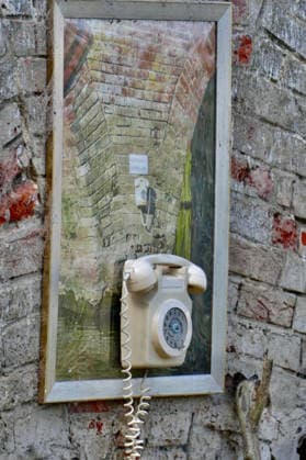 Impro artists Dial telephone appears on Sonning Bridge A landline has appeared attached to a framed photograph in the middle of Sonning Bridge. The landline telephone with an Emergency Flood Line sign on Sonning Bridge was an anonymous art installation that appeared first in May 2021, created by a local guerrilla artist known as Impro, today another landline has appeared on the bridge attached to a framed photograph of the original artwork., Credit:Geoffrey Swaine Geoff Swaine - B4563 Avalon UK, Oxfordshire, Sonning on Thames  Copyright: xGeoffreyxSwainex xGeoffxSwainex-xB4563x xAvalonx 1128413759