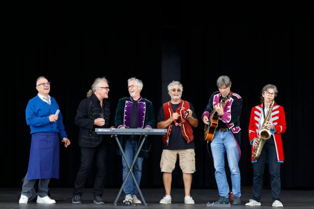 Die Kölner Musik-Comedy Band Köbes Underground mit Sänger Ecki Pieper (2.v.l.), eine bekannte Musikgruppe im Kölner Karneval und Hausband der alternativen Kölner Karnevalsveranstaltung Stunksitzung , posiert auf der Bühne bei der Pressekonferenz zum Auftritt der Band am 04.09.2026 im Kölner Tanzbrunnen. Köln, 25.08.2026 NRW Deutschland *** The Cologne-based music comedy band Köbes Underground, featuring singer Ecki Pieper (second from left)—a well-known group in the Cologne Carnival scene and the house band for the alternative Cologne Carnival event Stunksitzung— poses on stage at the press conference for the band’s performance on September 4, 2026, at the Tanzbrunnen in Cologne, August 25, 2026, North Rhine-Westphalia, Germany Copyright: xChristophxHardtx