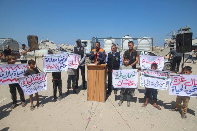 Protest Over the Worsening Water Crisis - Northern Gaza The municipalities of northern Gaza held a protest against the worsening water crisis across the northern Gaza Strip and the growing hardship it is causing for residents and displaced people, amid the disruption of numerous generators and water pumping stations. The municipalities called on the United Nations and the international community to intervene urgently and provide the fuel, oils and spare parts needed to restore water facilities and prevent the humanitarian crisis from worsening. August 25, 2026. Photo by Ramez Habboub ABACAPRESS.COM Gaza Palestine  Copyright: xHabboubxRamez ABACAx