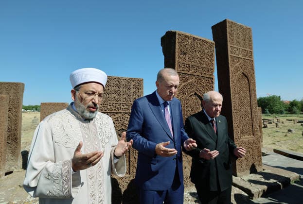 Turkish President Recep Tayyip Erdogan visits Seljuk Square Cemetery in eastern Turkiye BITLIS, TURKIYE - AUGUST 25: (----EDITORIAL USE ONLY - MANDATORY CREDIT - TURKISH PRESIDENCY MURAT CETINMUHURDAR HANDOUT - NO MARKETING NO ADVERTISING CAMPAIGNS - DISTRIBUTED AS A SERVICE TO CLIENTS----) Turkish President Recep Tayyip Erdogan (C), President of Religious Affairs Safi Arpagus (L) and Nationalist Movement Party (MHP) Chairman Devlet Bahceli (R) pray during their visit to the Seljuk Square Cemetery in Ahlat district of Bitlis, Turkiye, on August 25, 2026. Turkish President Recep Tayyip Erdogan visited Ahlat as part of events marking the 955th anniversary of the Victory of Malazgirt. Turkish Presidency Murat Cetinmuhurdar Anadolu Bit  Copyright: x2026xAnadoluxTurkishxPresidency xMuratxCetinmuhurdarx