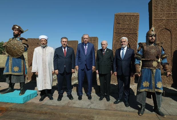 Turkish President Recep Tayyip Erdogan visits Seljuk Square Cemetery in eastern Turkiye BITLIS, TURKIYE - AUGUST 25: (----EDITORIAL USE ONLY - MANDATORY CREDIT - TURKISH PRESIDENCY MURAT CETINMUHURDAR HANDOUT - NO MARKETING NO ADVERTISING CAMPAIGNS - DISTRIBUTED AS A SERVICE TO CLIENTS----) Turkish President Recep Tayyip Erdogan poses for a photo with Nationalist Movement Party (MHP) Chairman Devlet Bahceli (2nd R), Great Unity Party (BBP) Chairman Mustafa Destici (2nd L), Free Cause Party (HUDA PAR) Chairman Zekeriya Yapicioglu (R) and President of Religious Affairs Safi Arpagus (L) during his visit to the Seljuk Square Cemetery in Ahlat district of Bitlis, Turkiye, on August 25, 2026. Turkish President Recep Tayyip Erdogan visited A  Copyright: x2026xAnadoluxTurkishxPresidency xMuratxCetinmuhurdarx