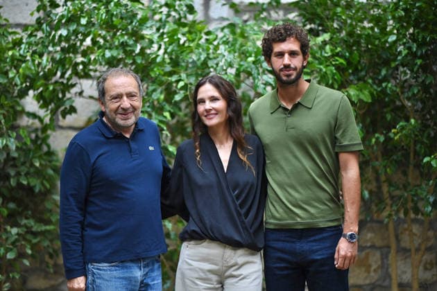 19th Angouleme French-Speaking Film Festival - Day 2 FC Patrick Timsit, Virginie Ledoyen and Victor Belmondo attend the Le Rouge et le Noir Photocall during Day Two of the 19th Angouleme French-Speaking Film Festival on August 25, 2026 in Angouleme, France. Photo by Franck Castel ABACAPRESS.COM Angouleme  Copyright: xCastelxFranck ABACAx