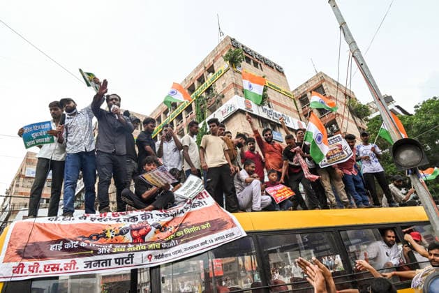 Students stage a protest demanding cancellation of the 70th BPSC examination Patna, Aug 25 (ANI): Students climb on the bus as they march towards Raj Bhavan from Gandhi Maidan, demanding cancellation of the 70th BPSC examination, in Patna on Tuesday. Patna Bihar India Copyright: xANIx ANI_20260825245