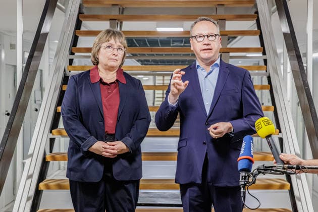 25.08.2026. Köln. (l-r) Anstaltsleiterin Regierungsdirektorin Angela Wotzlaw und NRW-Justizminister Dr. Benjamin Limbach bei einer Haftraumkontrolle in der JVA Köln Ossendorf. Abläufe und Maßnahmen zum Auffinden von Betäubungsmitteln und Mobiltelefonen. Köln Justizvollzugsanstalt Köln-Ossendorf Nordrhein-Westfalen Deutschland *** August 25, 2026, Cologne: Prison Director Angela Wotzlaw and North Rhine-Westphalia Minister of Justice Dr. Benjamin Limbach during a cell inspection at the Cologne Ossendorf Correctional Facility. Procedures and measures for detecting narcotics and cell phones. Cologne Correctional Facility, Cologne Ossendorf NorthRhineland-Westphalia, Germany