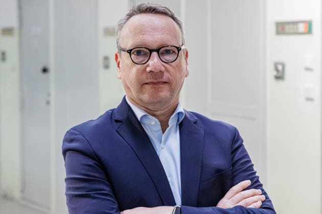 25.08.2026. Köln. NRW-Justizminister Dr. Benjamin Limbach bei einer Haftraumkontrolle in der JVA Köln Ossendorf. Abläufe und Maßnahmen zum Auffinden von Betäubungsmitteln und Mobiltelefonen. Köln Justizvollzugsanstalt Köln-Ossendorf Nordrhein-Westfalen Deutschland *** August 25, 2026, Cologne, North Rhine-Westphalia: Minister of Justice Dr. Benjamin Limbach during a cell inspection at the Cologne Ossendorf Correctional Facility. Procedures and measures for detecting narcotics and cell phones. Cologne, Cologne Ossendorf Correctional Facility, North Rhine-Westphalia, Germany