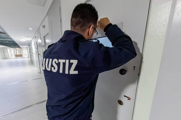 25.08.2026. Köln. Haftraumkontrolle in der JVA Köln Ossendorf. Abläufe und Maßnahmen zum Auffinden von Betäubungsmitteln und Mobiltelefonen. Köln Justizvollzugsanstalt Köln-Ossendorf Nordrhein-Westfalen Deutschland *** August 25, 2026, Cologne: Cell Search at the Cologne Ossendorf Correctional Facility—Procedures and Measures for Detecting Narcotics and Cell Phones, Cologne Correctional Facility, Cologne Ossendorf, North Rhine-Westphalia, Germany