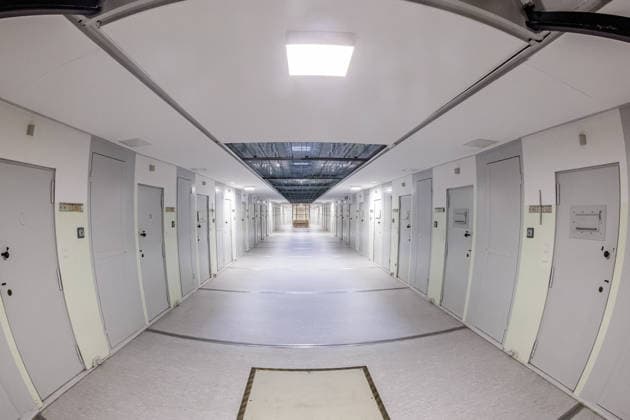 25.08.2026. Köln. Haftraumkontrolle in der JVA Köln Ossendorf. Abläufe und Maßnahmen zum Auffinden von Betäubungsmitteln und Mobiltelefonen. Köln Justizvollzugsanstalt Köln-Ossendorf Nordrhein-Westfalen Deutschland *** August 25, 2026, Cologne: Cell searches at the Cologne Ossendorf Correctional Facility—procedures and measures for detecting narcotics and cell phones. Cologne, Cologne Ossendorf Correctional Facility, North Rhine-Westphalia, Germany