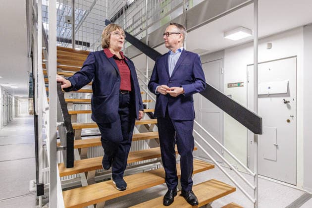25.08.2026. Köln. (l-r) Anstaltsleiterin Regierungsdirektorin Angela Wotzlaw und NRW-Justizminister Dr. Benjamin Limbach bei einer Haftraumkontrolle in der JVA Köln Ossendorf. Abläufe und Maßnahmen zum Auffinden von Betäubungsmitteln und Mobiltelefonen. Köln Justizvollzugsanstalt Köln-Ossendorf Nordrhein-Westfalen Deutschland *** August 25, 2026, Cologne: Prison Director Angela Wotzlaw and North Rhine-Westphalia Minister of Justice Dr. Benjamin Limbach during a cell inspection at the Cologne Ossendorf Correctional Facility. Procedures and measures for detecting narcotics and cell phones. Cologne Correctional Facility, Cologne Ossendorf NorthRhineland-Westphalia, Germany