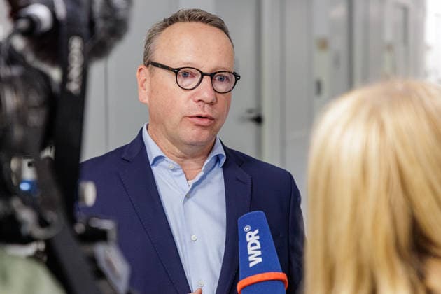 25.08.2026. Köln. NRW-Justizminister Dr. Benjamin Limbach bei einer Haftraumkontrolle in der JVA Köln Ossendorf. Abläufe und Maßnahmen zum Auffinden von Betäubungsmitteln und Mobiltelefonen. Köln Justizvollzugsanstalt Köln-Ossendorf Nordrhein-Westfalen Deutschland *** August 25, 2026, Cologne, North Rhine-Westphalia: Minister of Justice Dr. Benjamin Limbach during a cell inspection at the Cologne Ossendorf Correctional Facility. Procedures and measures for detecting narcotics and cell phones. Cologne, Cologne Ossendorf Correctional Facility, North Rhine-Westphalia, Germany