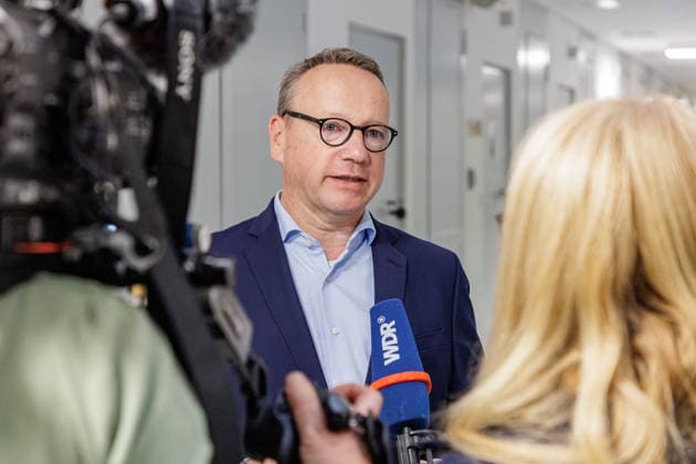 25.08.2026. Köln. NRW-Justizminister Dr. Benjamin Limbach bei einer Haftraumkontrolle in der JVA Köln Ossendorf. Abläufe und Maßnahmen zum Auffinden von Betäubungsmitteln und Mobiltelefonen. Köln Justizvollzugsanstalt Köln-Ossendorf Nordrhein-Westfalen Deutschland *** August 25, 2026, Cologne, North Rhine-Westphalia: Minister of Justice Dr. Benjamin Limbach during a cell inspection at the Cologne Ossendorf Correctional Facility. Procedures and measures for detecting narcotics and cell phones. Cologne, Cologne Ossendorf Correctional Facility, North Rhine-Westphalia, Germany