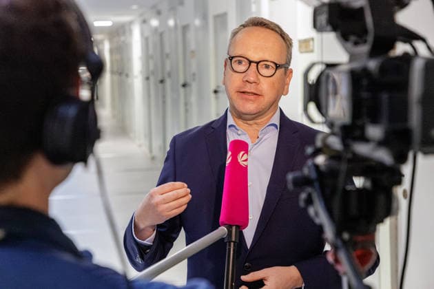 25.08.2026. Köln. NRW-Justizminister Dr. Benjamin Limbach bei einer Haftraumkontrolle in der JVA Köln Ossendorf. Abläufe und Maßnahmen zum Auffinden von Betäubungsmitteln und Mobiltelefonen. Köln Justizvollzugsanstalt Köln-Ossendorf Nordrhein-Westfalen Deutschland *** August 25, 2026, Cologne, North Rhine-Westphalia: Minister of Justice Dr. Benjamin Limbach during a cell inspection at the Cologne Ossendorf Correctional Facility. Procedures and measures for detecting narcotics and cell phones. Cologne, Cologne Ossendorf Correctional Facility, North Rhine-Westphalia, Germany
