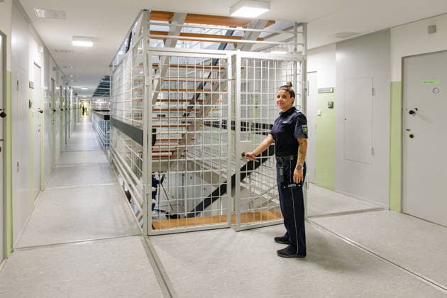 25.08.2026. Köln. Haftraumkontrolle in der JVA Köln Ossendorf. Abläufe und Maßnahmen zum Auffinden von Betäubungsmitteln und Mobiltelefonen. Köln Justizvollzugsanstalt Köln-Ossendorf Nordrhein-Westfalen Deutschland *** August 25, 2026 Cologne Cell Search at the Cologne Ossendorf Correctional Facility Procedures and Measures for Detecting Narcotics and Cell Phones Cologne Cologne Ossendorf Correctional Facility North Rhine-Westphalia Germany