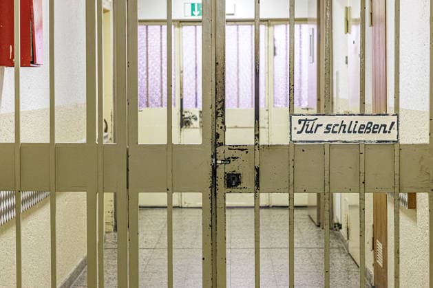 25.08.2026. Köln. Haftraumkontrolle in der JVA Köln Ossendorf. Abläufe und Maßnahmen zum Auffinden von Betäubungsmitteln und Mobiltelefonen. Köln Justizvollzugsanstalt Köln-Ossendorf Nordrhein-Westfalen Deutschland *** August 25, 2026 Cologne Cell Search at the Cologne Ossendorf Correctional Facility: Procedures and Measures for Detecting Narcotics and Cell Phones Cologne Cologne Ossendorf Correctional Facility North Rhine-Westphalia Germany