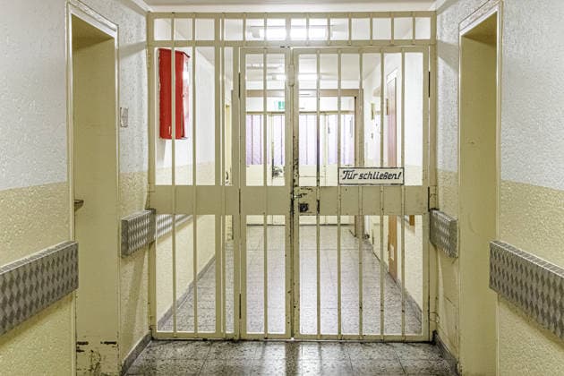 25.08.2026. Köln. Haftraumkontrolle in der JVA Köln Ossendorf. Abläufe und Maßnahmen zum Auffinden von Betäubungsmitteln und Mobiltelefonen. Köln Justizvollzugsanstalt Köln-Ossendorf Nordrhein-Westfalen Deutschland *** August 25, 2026 Cologne Cell Search at the Cologne Ossendorf Correctional Facility: Procedures and Measures for Detecting Narcotics and Cell Phones Cologne Cologne Ossendorf Correctional Facility North Rhine-Westphalia Germany