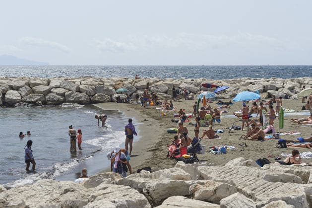 The fifth wave of the African heatwave in Naples NAPLES, ITALY - AUGUST 25: People sunbath and swim during the African heatwave in Naples on August 25, 2026. The fifth wave of the African heatwave is currently underway in Central-Southern Italy, with temperatures reaching 40-45 degrees. Eliano Imperato Anadolu Naples Italy. Editorial use only. Please get in touch for any other usage.  Copyright: x2026xAnadoluxElianoxImperatox