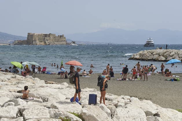 The fifth wave of the African heatwave in Naples NAPLES, ITALY - AUGUST 25: People sunbath and swim during the African heatwave in Naples on August 25, 2026. The fifth wave of the African heatwave is currently underway in Central-Southern Italy, with temperatures reaching 40-45 degrees. Eliano Imperato Anadolu Naples Italy. Editorial use only. Please get in touch for any other usage.  Copyright: x2026xAnadoluxElianoxImperatox