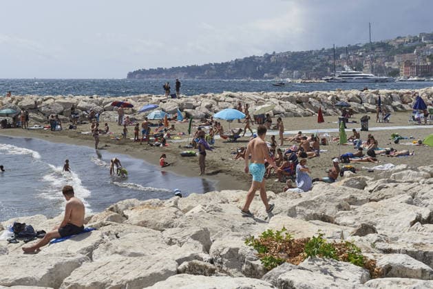 The fifth wave of the African heatwave in Naples NAPLES, ITALY - AUGUST 25: People sunbath and swim during the African heatwave in Naples on August 25, 2026. The fifth wave of the African heatwave is currently underway in Central-Southern Italy, with temperatures reaching 40-45 degrees. Eliano Imperato Anadolu Naples Italy. Editorial use only. Please get in touch for any other usage.  Copyright: x2026xAnadoluxElianoxImperatox
