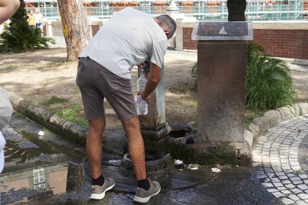 The fifth wave of the African heatwave in Naples NAPLES, ITALY - AUGUST 25: A man fills a water bottle from a fountain during the African heatwave in Naples on August 25, 2026. The fifth wave of the African heatwave is currently underway in Central-Southern Italy, with temperatures reaching 40-45 degrees. Eliano Imperato Anadolu Naples Italy. Editorial use only. Please get in touch for any other usage.  Copyright: x2026xAnadoluxElianoxImperatox