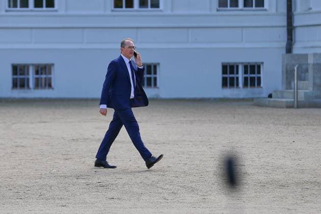 Neuhardenberg, Brandenburg, Deutschland, 25.08.2026: Schloss Neuhardenberg: Kabinettsklausur: Bundesminister des Innern Alexander Dobrindt (CSU) läuft mit einem Smartphone in der Hand über den Platz *** Neuhardenberg, Brandenburg, Germany, August 25, 2026 Neuhardenberg Castle Cabinet meeting Federal Minister of the Interior Alexander Dobrindt (CSU) walks across the square with a smartphone in his hand Copyright: xdtsxNachrichtenagenturx dts_130943