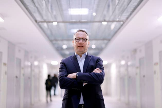 NRW-Justizminister Benjamin Limbach (Grüne) steht in der JVA Köln Ossendorf im Zellentrakt. Justizminister Limbach hat sich in der Justizvollzugsanstalt Köln Ossendorf informiert, mit welchen Abläufen und Maßnahmen Drogen und Mobiltelefone hinter Gittern sichergestellt werden. Köln, 25.08.2026 NRW Deutschland *** NRW Minister of Justice Benjamin Limbach (Greens) stands in the cell block at the Cologne Ossendorf Correctional Facility. Minister of Justice Limbach visited the Cologne Ossendorf Correctional Facility to learn about the procedures and measures used to prevent drugs and cell phones from entering the facility. Cologne, August 25, 2026, North Rhine-Westphalia, Germany Copyright: xChristophxHardtx