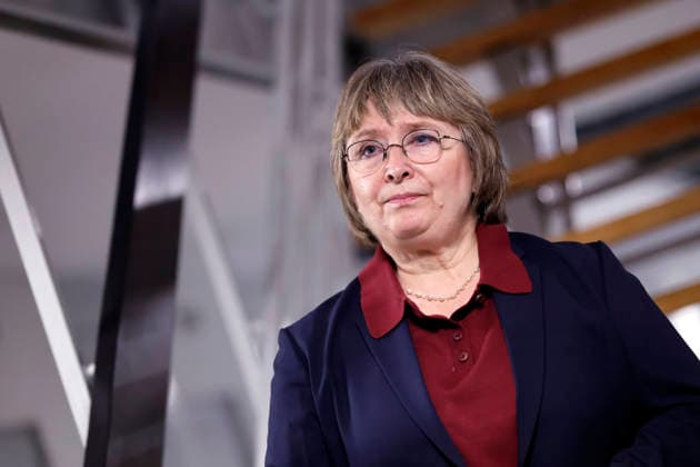 JVA-Leiterin Angela Wotzlaw steht in der JVA Köln Ossendorf im Zellentrakt. Justizminister Limbach (Grüne) hat sich in der Justizvollzugsanstalt Köln Ossendorf informiert, mit welchen Abläufen und Maßnahmen Drogen und Mobiltelefone hinter Gittern sichergestellt werden. Köln, 25.08.2026 NRW Deutschland *** Prison Director Angela Wotzlaw stands in the cell block at the Cologne Ossendorf Correctional Facility. Justice Minister Limbach of the Green Party visited the Cologne Ossendorf Correctional Facility to learn about the procedures and measures used to prevent drugs and cell phones from entering the facility. Cologne, August 25, 2026, North Rhine-Westphalia, Germany Copyright: xChristophxHardtx