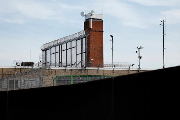 Außenansicht der JVA Köln Ossendorf an der Gefängnismauer. Justizminister Limbach hat sich in der Justizvollzugsanstalt Köln Ossendorf informiert, mit welchen Abläufen und Maßnahmen Drogen und Mobiltelefone hinter Gittern sichergestellt werden. (Themenbild, Symbolbild) Köln, 25.08.2026 NRW Deutschland *** Exterior view of the Cologne Ossendorf Correctional Facility near the prison wall. Minister of Justice Limbach visited the Cologne Ossendorf Correctional Facility to learn about the procedures and measures used to prevent drugs and cell phones from entering the facility. Featured image, stock photo: Cologne, August 25, 2026, North Rhine-Westphalia, Germany Copyright: xChristophxHardtx