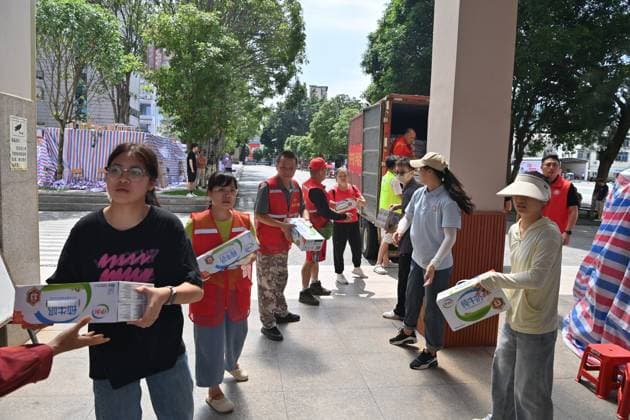 (260825) -- CHONGZUO, Aug. 25, 2026 -- People transfer relief supplies at a middle school in Ningming County, Chongzuo City, south China s Guangxi Zhuang Autonomous Region, Aug. 25, 2026. Continuous heavy rainfalls caused by Typhoon Narra, the 19th typhoon of the year, have swept many areas in Ningming. Local authorities have fully engaged in rescue and relief efforts. As of 12:00 p.m. (Beijing Time) on Tuesday, 22,008 stranded civilians had been transferred. ) CHINA-GUANGXI-NINGMING-TYPHOON-STRANDED RESIDENTS-TRANSFER (CN) ZhouxHua 