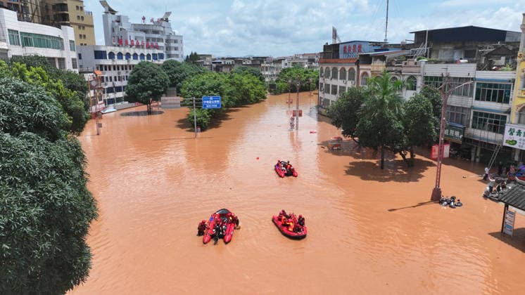 (260825) -- CHONGZUO, Aug. 25, 2026 -- An aerial drone photo taken on Aug. 25, 2026 shows rescuers transferring stranded residents in Ningming County, Chongzuo City, south China s Guangxi Zhuang Autonomous Region. Continuous heavy rainfalls caused by Typhoon Narra, the 19th typhoon of the year, have swept many areas in Ningming. Local authorities have fully engaged in rescue and relief efforts. As of 12:00 p.m. (Beijing Time) on Tuesday, 22,008 stranded civilians had been transferred. ) CHINA-GUANGXI-NINGMING-TYPHOON-STRANDED RESIDENTS-TRANSFER (CN) ZhouxHua 