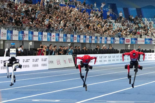 (260825) -- BEIJING, Aug. 25, 2026 -- Audience watch the robots compete during the 100m - Large Group of the 2nd World Humanoid Robot Games in Beijing, capital of China, Aug. 25, 2026. ) (SP)CHINA-BEIJING-WORLD HUMANOID ROBOT GAMES (CN) JuxHuanzong 