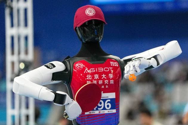(260825) -- BEIJING, Aug. 25, 2026 -- The robot of PKU-BAAI Team competes during the table tennis of the 2nd World Humanoid Robot Games in Beijing, capital of China, Aug. 25, 2026. ) (SP)CHINA-BEIJING-WORLD HUMANOID ROBOT GAMES (CN) JuxHuanzong 