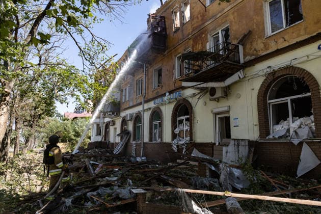 Aftermath of Russian attack on Ukraine s Kramatorsk KRAMATORSK, UKRAINE - AUGUST 25: A firefighter works to extinguish a fire in a residential building following a Russian airstrike in Kramatorsk, Ukraine, on August 25, 2026. Francisco Richart Anadolu Kramatorsk Ukraine. Editorial use only. Please get in touch for any other usage.  Copyright: x2026xAnadoluxFranciscoxRichartx