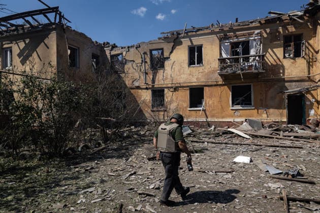 Aftermath of Russian attack on Ukraine s Kramatorsk KRAMATORSK, UKRAINE - AUGUST 25, 2026: A utility worker walks past a destroyed building following a Russian airstrike in Kramatorsk, Ukraine, on August 25, 2026. Francisco Richart Anadolu Kramatorsk Ukraine. Editorial use only. Please get in touch for any other usage.  Copyright: x2026xAnadoluxFranciscoxRichartx